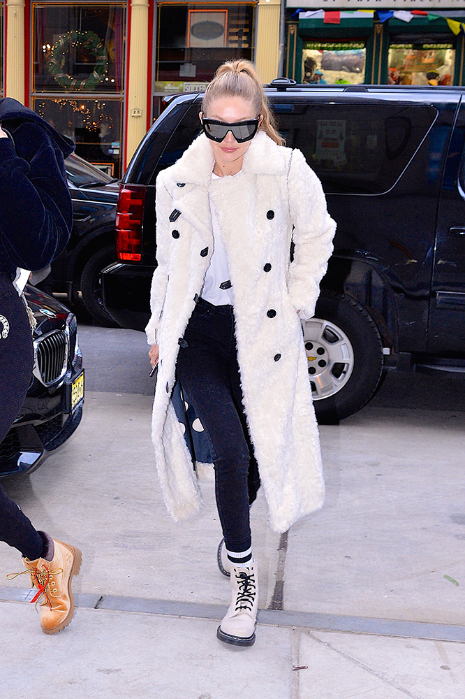 1514374435-gigi-hadid-2018-cappotto-bianco.jpg