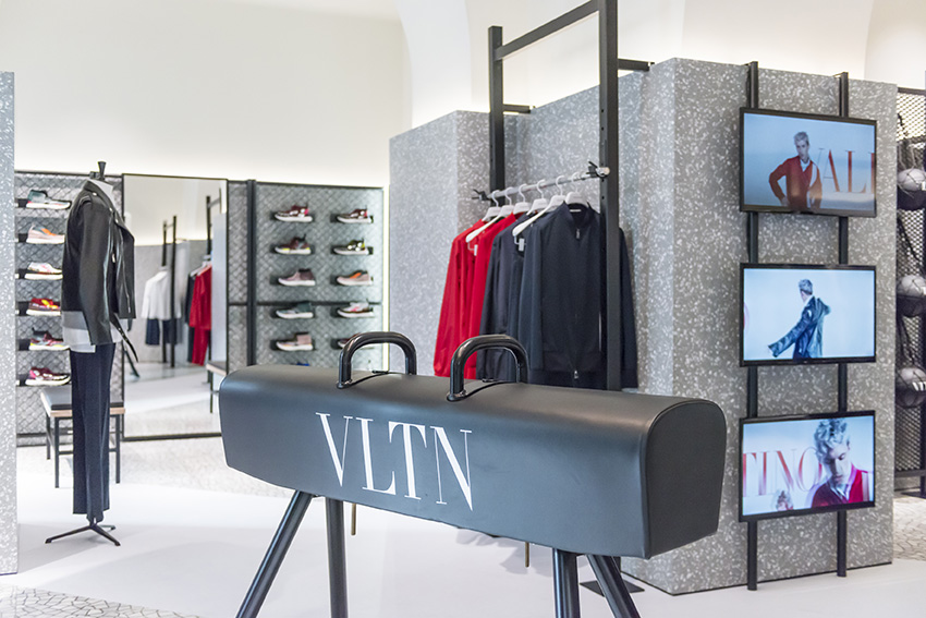 1515673657-florence-vltn-store-installation-at-valentino-tornabuoni-store-15