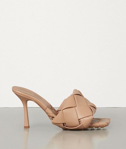 Bermuda, latex e mule: 10 cult da non perdere con i&nbsp;saldi